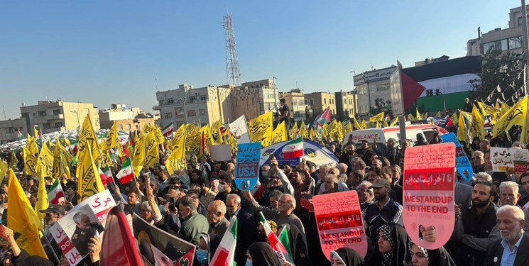 رويترز: نزل آلاف الإيرانيين إلى الشوارع احتجاجا على مقتل الأطفال والمدنيين في غزة