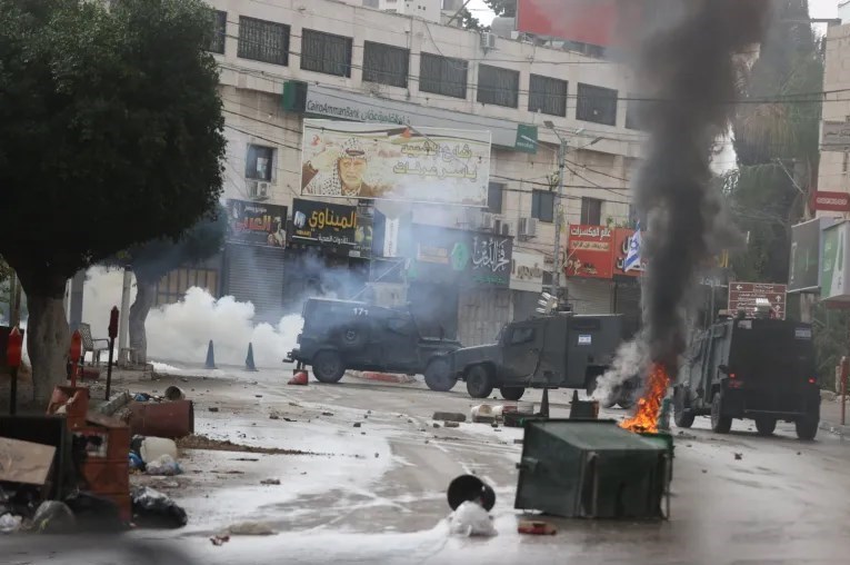 المواجهات بين المقاتلين الفلسطينيين والجنود الصهاينة في الضفة الغربية