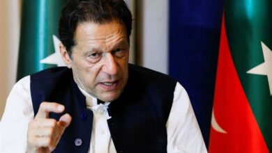 عمران خان: ترحيل المهاجرين الأفغان يمكن أن يخلق فجوة دائمة في العلاقات بين كابول وإسلام آباد