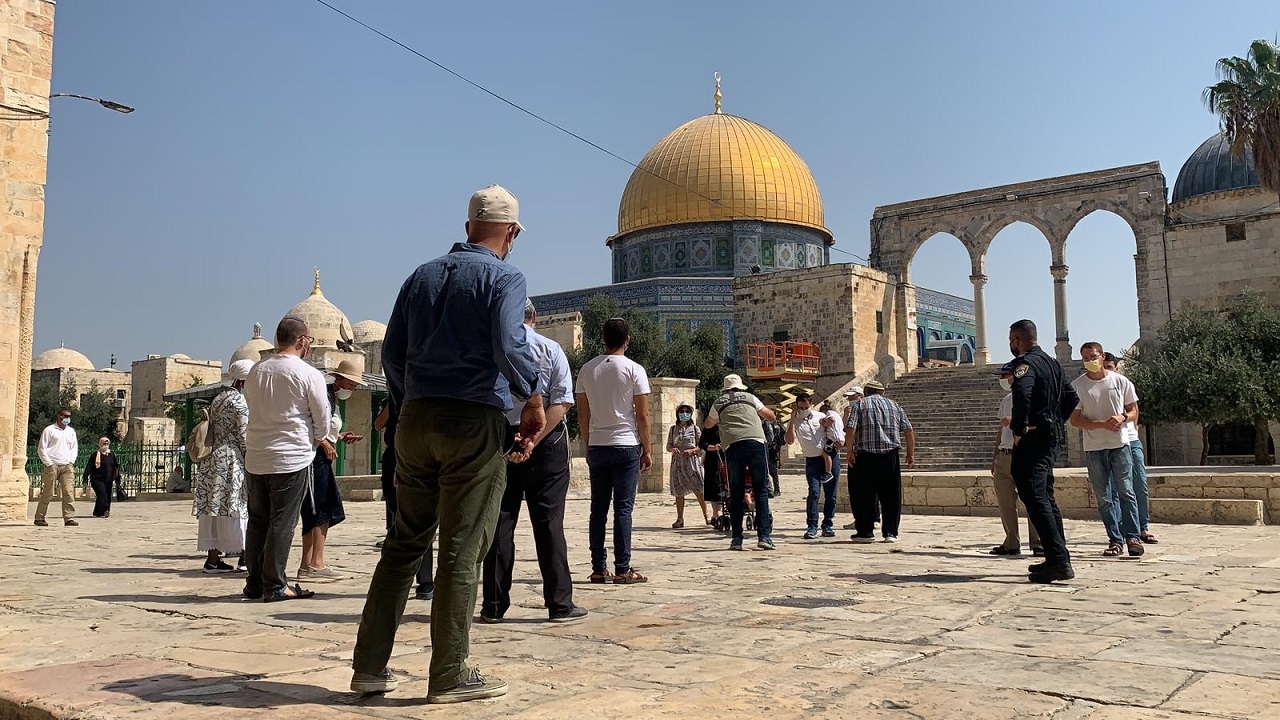 فلسطينيون يحذرون من منع دخول المسجد الأقصى