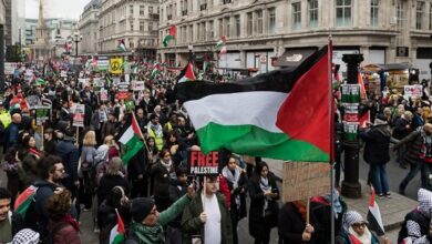 مظاهرة حاشدة دعما لفلسطين أمام السفارة الإسرائيلية في لندن