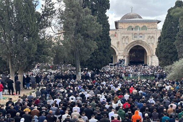 أداء صلاة الجمعة في المسجد الأقصى بحضور آلاف الفلسطينيين