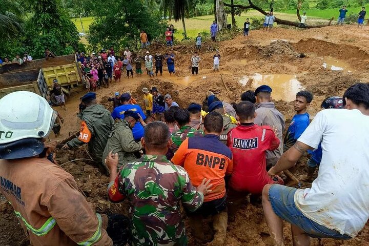 ارتفع عدد الضحايا والمفقودين جراء الانهيار الأرضي في إندونيسيا إلى 37 شخصا