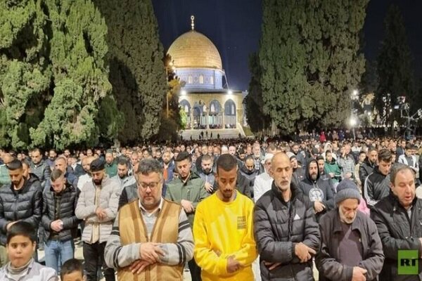 تواجد 40 ألف مصلٍ فلسطيني في المسجد الأقصى رغم قيود الاحتلال