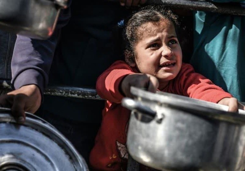 صورة “يزن الكفرانة” المؤلمة؛ رمز أطفال غزة المضطهدين الذين يموتون من الجوع + الصورة