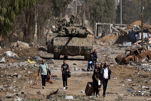 لقد دهست دبابات النظام الصهيوني عشرات الأشخاص الذين يعيشون في غزة