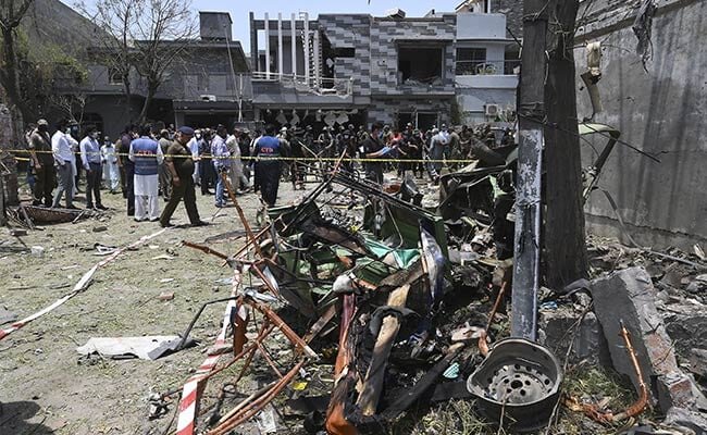 انفجار قنبلة في مسجد وسوق في باكستان/ مقتل وإصابة 23 شخصا