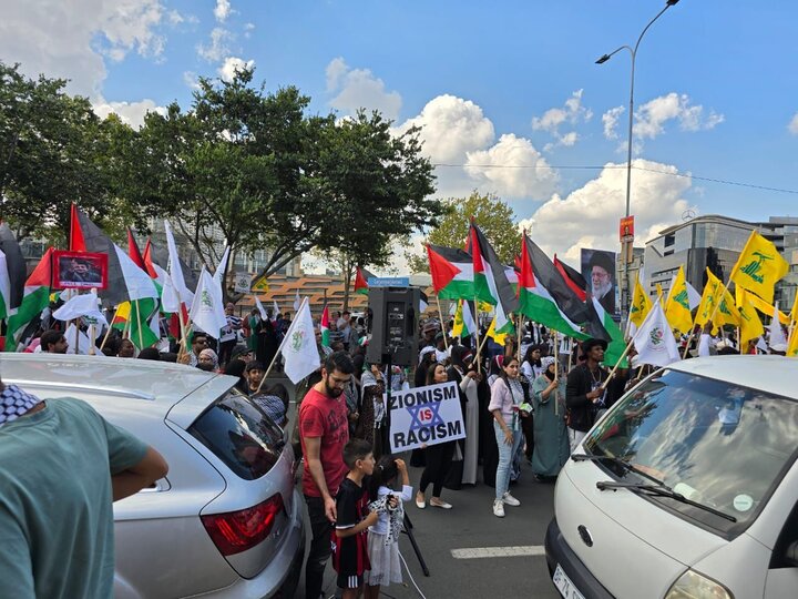 تجمع كبير لأبناء جنوب أفريقيا أمام السفارة الأمريكية + فيديو وصور