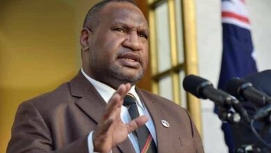 رد فعل رئيس وزراء بابوا غينيا الجديدة على نكتة بايدن “أكل لحوم البشر”.