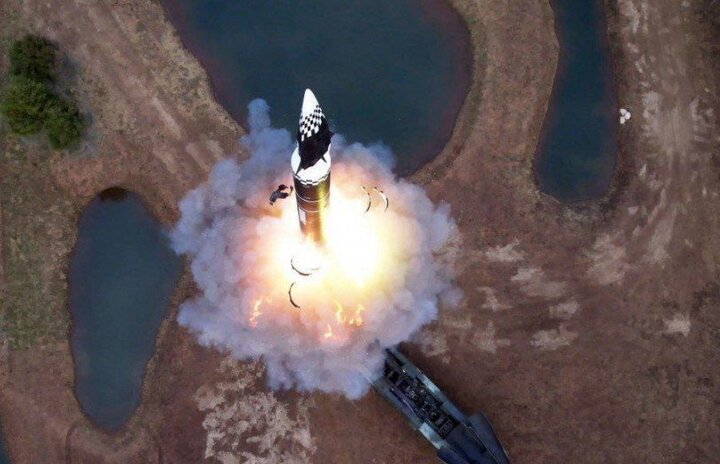 لحظة إطلاق كوريا الشمالية صاروخا باليستيا وإثارة “هو” + فيديو وصور
