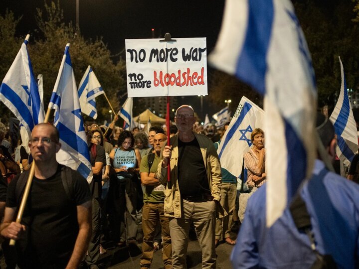 متظاهرون غاضبون يهاجمون مقر إقامة نتنياهو في القدس المحتلة