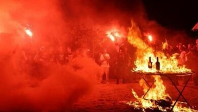 وأضرم المتظاهرون النار أمام مقر إقامة نتنياهو