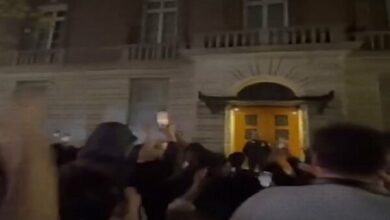 أنصار فلسطين يحاصرون منزل رئيس جامعة كولومبيا + فيديو