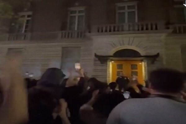 أنصار فلسطين يحاصرون منزل رئيس جامعة كولومبيا + فيديو