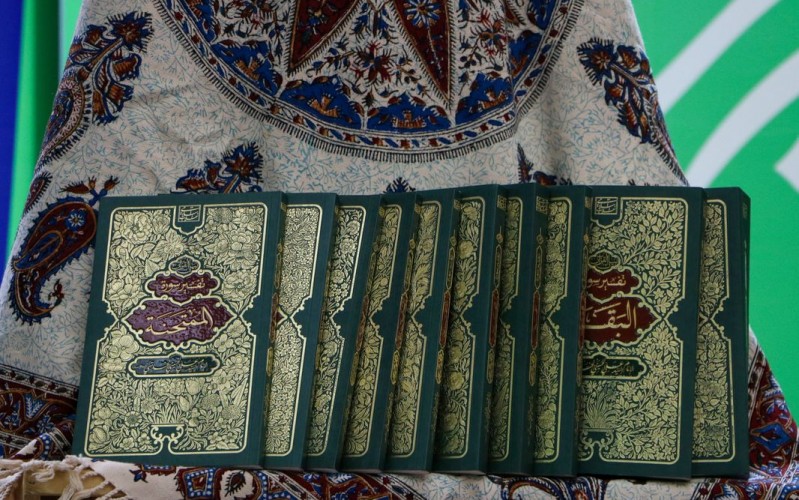 إسدال الستار عن سلسلة التفاسير القرآنية لقائد الثورة الإسلامية باللغة العربية