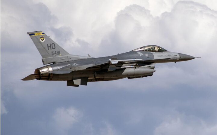 تحطمت طائرة F-16 تحمل مواد كيميائية سامة في نيو مكسيكو / تم إنقاذ الطيار