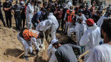 جثث أكثر من 10 آلاف شخص لا تزال تحت الأنقاض / تم اكتشاف 520 جثة في المقابر