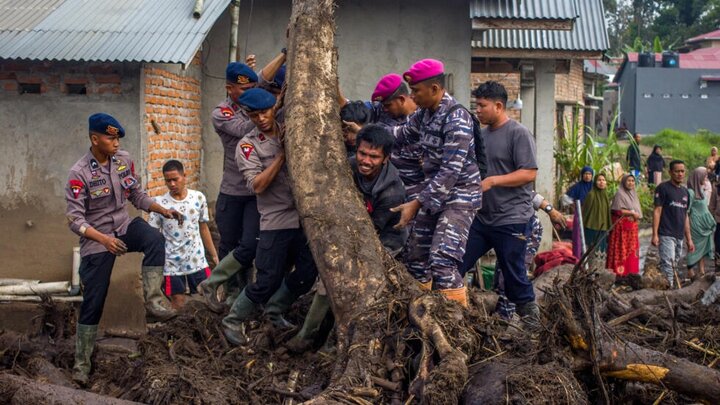 فيضانات إندونيسيا تواصل حصد الضحايا وارتفاع عدد القتلى إلى 67