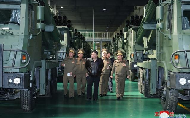 قام الزعيم الكوري الشمالي بزيارة النظام الصاروخي الجديد لبيونغ يانغ