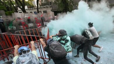 متظاهرون غاضبون يهاجمون السفارة الصهيونية في المكسيك + فيديو