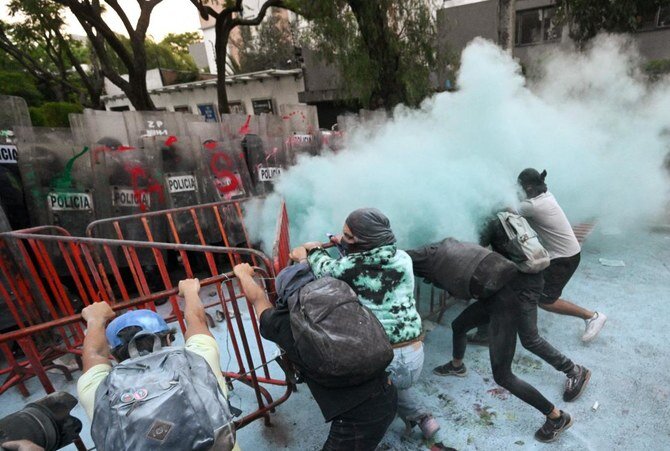 متظاهرون غاضبون يهاجمون السفارة الصهيونية في المكسيك + فيديو