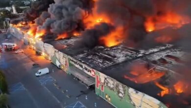 مركز تسوق كبير في بولندا يحترق بالكامل + فيديو