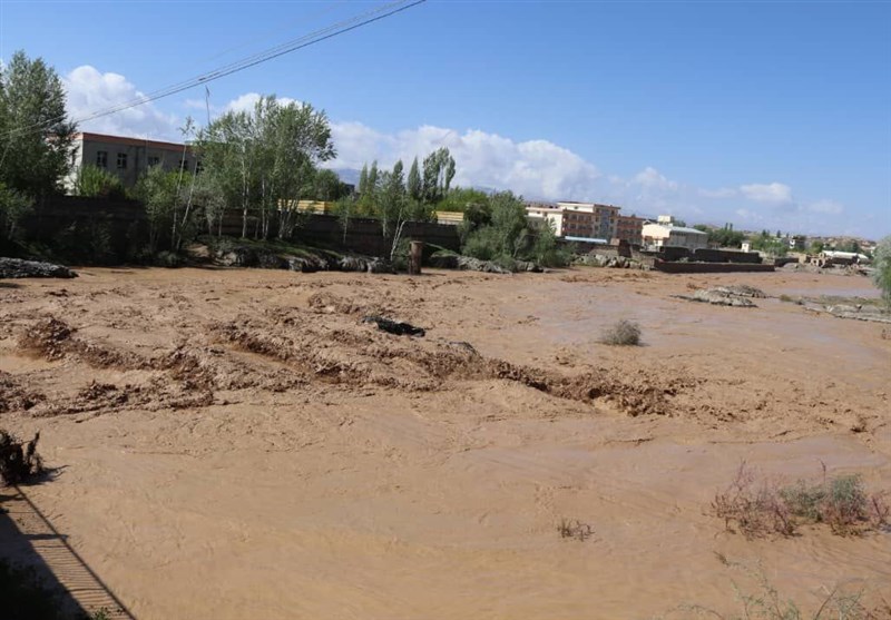 وأدى الفيضانات التي شهدتها غرب أفغانستان إلى مقتل نحو 70 شخصا