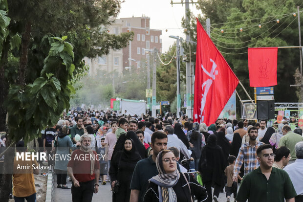 إقبال شعبي واسع على المواكب الدولية في مهرجان غدير الكيلومتر