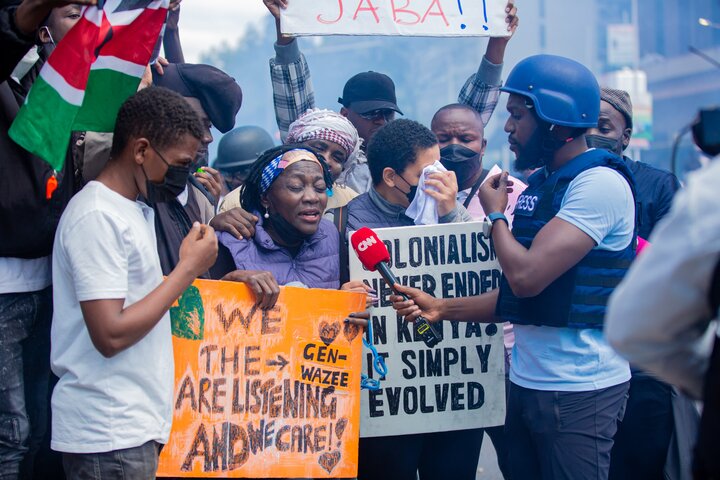 شقيقة أوباما تتعرض للغاز المسيل للدموع خلال الاحتجاجات في كينيا + فيديو