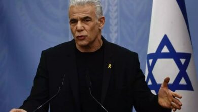 لبيد: نتنياهو اضطر إلى وقف إطلاق النار مع حزب الله