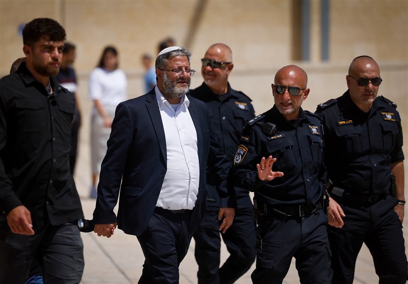 وأمر بن قير بجمع مكبرات الصوت في المساجد