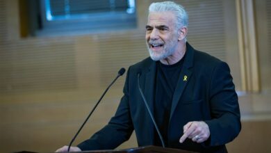 لابيد ينتقد هجوم نتنياهو “المنظم” على وسائل الإعلام