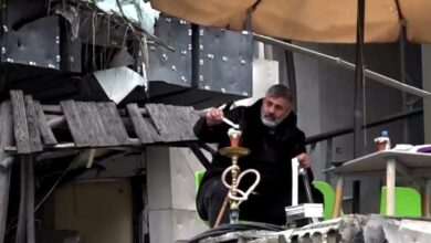 مقاومة على الطريقة اللبنانية تعيش في سيارة بجانب البيوت المدمرة