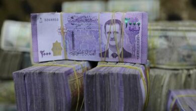 وانخفضت قيمة العملة السورية إلى النصف