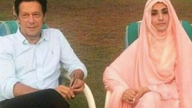 وصدرت مذكرة اعتقال بحق عمران خان وزوجته