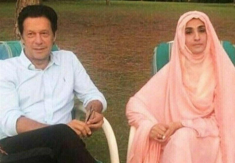 وصدرت مذكرة اعتقال بحق عمران خان وزوجته