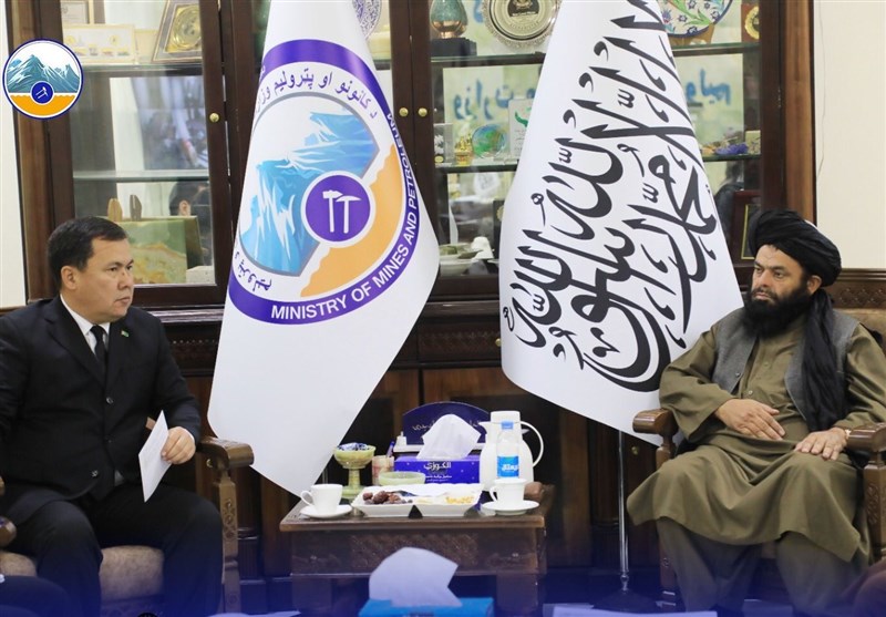 لقاء وزير المناجم في حكومة طالبان مع رئيس مشروع “تابي”.