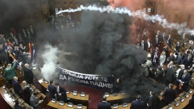 غادر رمي قنبلة دخان في البرلمان الصربي 3 بجروح