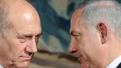 هجوم Iyud Olmert الحاد على نتنياهو: علينا إخراجه