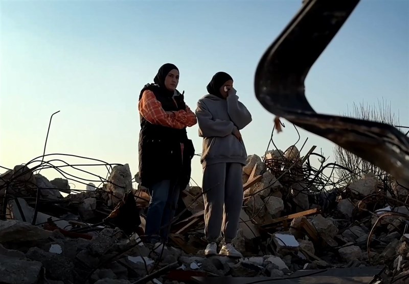 معاهدة العائلة الفلسطينية في المنزل الريفي: تحديث