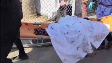 نقل جثة الشهيد الفلسطيني إلى مستشفى شوهادا في الققة