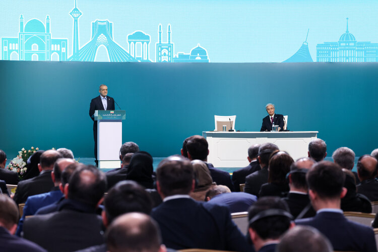 الرئيس بزشكيان يسعى لإنشاء شبكة استثمارية مستدامة بين القطاعين الخاصين الإيراني والكازاخستاني /إيران , كازاخستان , استثمار , اقتصاد , علاقات تجارية